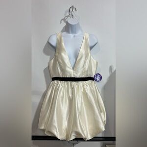 WINDSOR Women’s Ivory Mini Dress With A Black Bow Size Large New With Tags